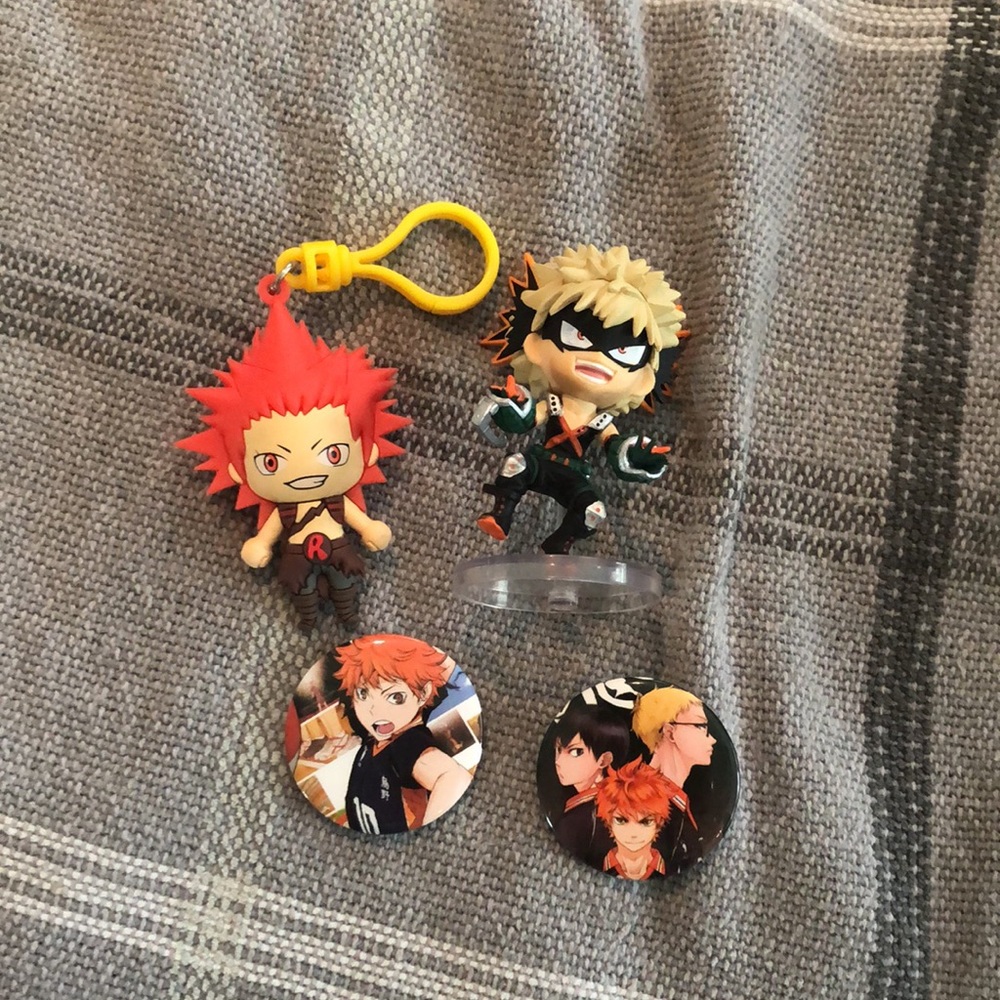 4 anime t-shirts and Accessories - Picture 10 of 16